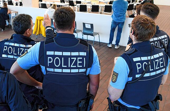 Enorme Sicherheitsvorkehrungen: Polizisten schauen sich den Verhandlungssaal an, bevor die Angeklagten hereingeführt werden.
