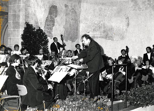 Das Kammerorchester, das spätere Sinfonieorchester mit Dirigent Claus Oberle.