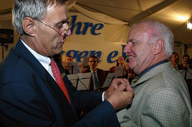 Hohe Ehrung: Beim 40. Geburtstag des FC Binzgen, im Sommer 2002, wurde Bernhard Schlageter (rechts) vom damaligen Vorsitzende des ...
