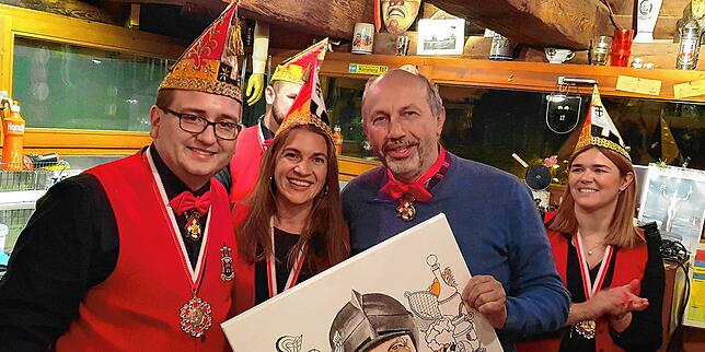 Die Narrengesellschaft Niederburg – hier vertreten durch (von links) Mario Böhler, Christiana Gondorf und Julia Herzog (rechts) ...