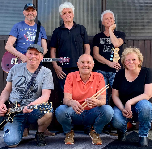 Cross-Fire besteht aus: (hinten, von links) Peter Fischer, Karl Ströhle, Dieter Löffler, (vorne, von links) Peter Schulte, Manfred ...