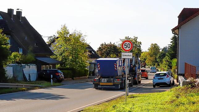 Ziemlich genau ab der unmittelbaren Bebauung ist auf der Bundesstraße 33 im Bereich Mönchweiler seit Neuestem auf 400 Metern das Tempo ...