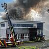 Die Feuerwehr ist mit zwei Drehleitern im Einsatz, um den Brand an der Breslauer Straße in Schwörstadt zu bekämpfen.