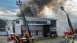 Die Feuerwehr ist mit zwei Drehleitern im Einsatz, um den Brand an der Breslauer Straße in Schwörstadt zu bekämpfen.