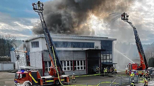 Die Feuerwehr ist mit zwei Drehleitern im Einsatz, um den Brand an der Breslauer Straße in Schwörstadt zu bekämpfen.