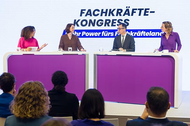 Staatssekretärin Leonie Gebers (Zweite von links) und Bundesminister Cem Özdemir eröffnen den zweiten Fachkräftekongress der ...