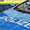 Der Schriftzug Polizei auf der Kühlerhaube eines Autos. Hier ein Symbolbild.