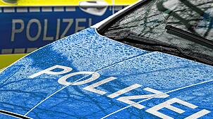 Der Schriftzug Polizei auf der Kühlerhaube eines Autos. Hier ein Symbolbild.