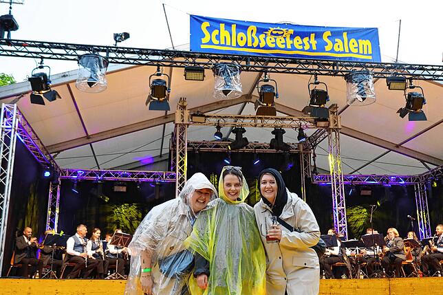 Sie tanzen auch allein im Regen: Teresa Heini, Sophia Scheerer und Marina Scheel (von links) sind extra aus Gunningen im Kreis ...