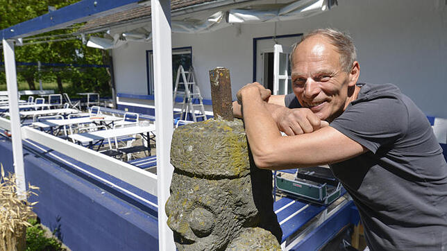 Christoph Manz und die Skulptur "Satsamama". Das Kunstwerk wird auch die "Tanke – Haus am See" bewachen. Das Lokal eröffnet am Samstag ...