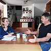 Heinz Buchta im Gespräch mit SÜDKURIER-Mitarbeiterin Nicole Burkhart über seine Leidenschaft Motorradfahren. Bild: Lydia Buchta