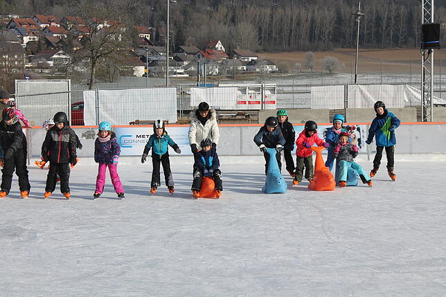 Bild 26: Reger Betrieb auf der Blumberger Eisbahn: Hier sind die schönsten Bilder unseres Fotografen!