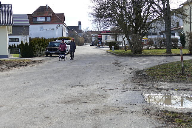 Von der Kreuzung Europastraße (im Hintergrund) bis zur Einmündung in den Grenzweg (rechts) soll die Frohnstetter Straße im kommenden ...