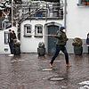 Der Schneller am Löwenplatz in Hagnau trägt eine Mund-Nasen-Maske.