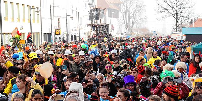 Tolle Stimmung: Gemeinsame Straßenfasnacht von Blätzlebuebe, Konstanzer Keilern und SÜDKURIER am Schmotzigen Dunschtig 2023 auf der ...