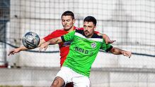 Kevin Steiert (SV Hinterzarten, hinten) und Florian Kaltenbach (FC 07 Furtwangen) kämpfen beim turbulenten, aber eindeutigen 4:0-Erfolg ...