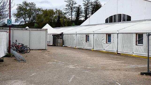 Die Notunterkunft Leichtbauhalle auf der Talwiese in Arlen soll noch bis Ende 2025 als Reserveunterkunft stehen. Die Gemeinde will dafür ...