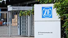Vor Werk 2 des Automobilzulieferers ZF sprechen am Freitag, 26. Juli, mehrere Mitarbeiter mit dem SÜDKURIER über den angekündigten ...