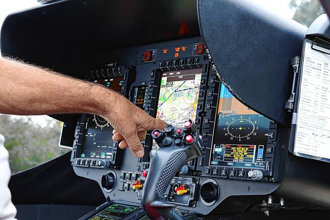 Im Cockpit hat der Pilot unter anderem digitale Karten, die Hindernisse und Höhenlagen anzeigen. Neu ist der Wetterradar, der zum ...