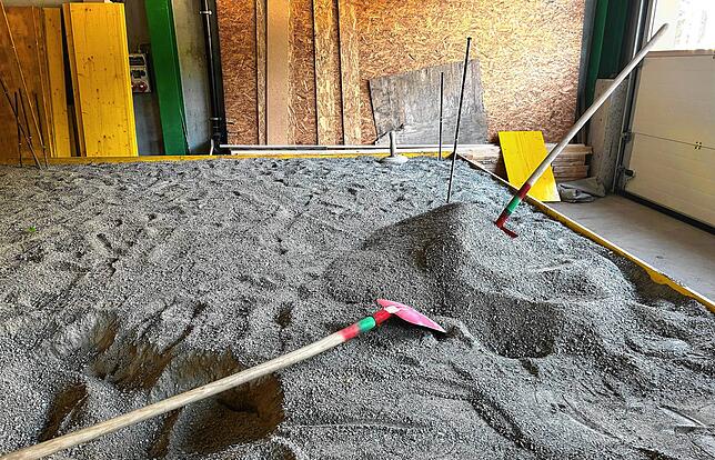 In der Lehrwerkstatt üben die Auszubildenden unter anderem das Setzen von Pflastersteinen.