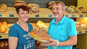Täglich frische Backwaren vom Brantner Bäck bieten René Johannes und seine Frau Irma Morozov im Café am Ärztehaus in der oberen ...