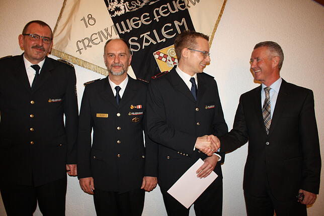 Bürgermeister Manfred Härle (rechts) gratuliert Jochen Fuchs zur Wahl zum Gesamtkommandanten der Feuerwehr. Er wurde im März Nachfolger ...