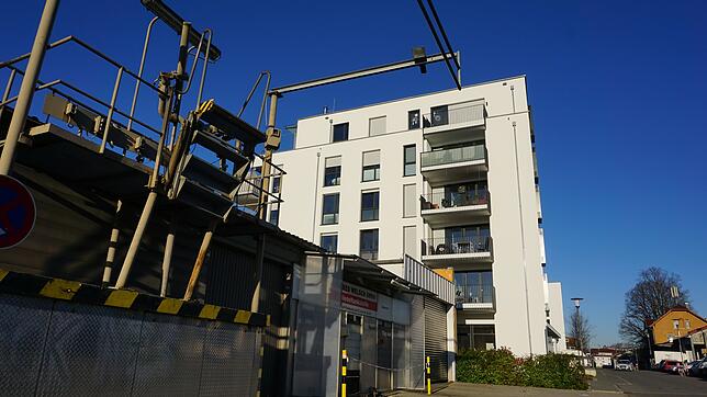 Alte Dieseltankstelle neben Neuer Mitte: Noch passt das Bild nicht in die städtebauliche Neuplanung an der Eisenbahnstraße. Rechts ...