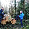 Revierförster Markus Kramer (links) im Gespräch mit SÜDKURIER-Mitarbeiter Wolf-Dieter Guip im Gewann Oberholz in Deggenhausertal; im ...