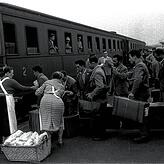 Esspakete für italienische Gastarbeiter am Bahnhof in Singen. Bild: Stadtarchiv Singen/Fotonachlass Fauth