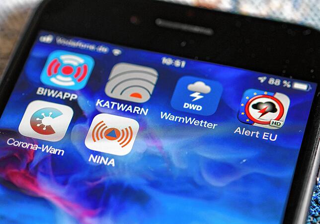 Was hilft im Gefahrenfall? In Deutschland wurde zuletzt immer weniger auf klassische Alarmsirenen und dafür auf Warn-Apps gesetzt. In ...