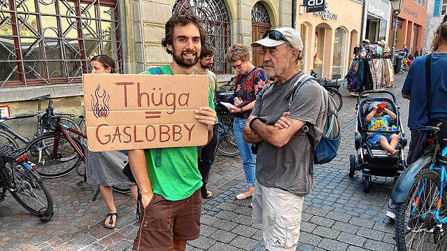 2023: Manuel Oestringer demonstriert mit anderen Fridays gegen den damaligen Plan, die Thüga an den Stadtwerken zu beteiligen. Letztlich ...