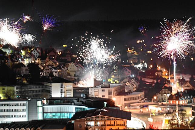 Eine gute Viertel Stunde ist die Bergstadt mit Feuerwerk beleuchtet. Im Bild zu sehen ist der Blick in Richtung Unterstadt, mit der ...