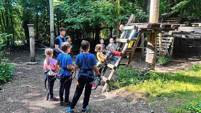 Auch das Gesellige kommt nicht zu kurz: Die Kletterfreunde Eggingen bei einem Ausflug in den Hochseilgarten bei Schaffhausen.