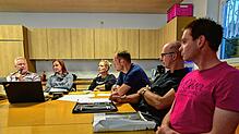 Stadtbaumeister Alexander Tröndle (links) erläutert dem Ortschaftsrat (Felizitas Laufer, Nicole Beha, Thomas Furtwänger, Roland Rapp und ...