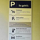 Schilder weisen darauf hin, wie genau das Bezahlen auf dem Parkplatz und im Parkhaus des Häfler Klinikums funktioniert.