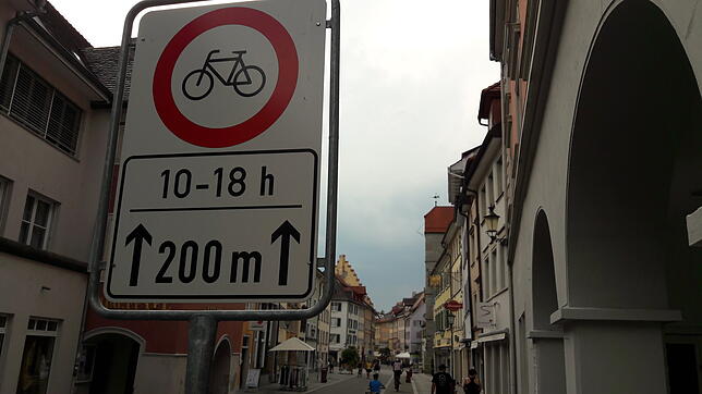 Stopp! Am Pflummernplatz müssen Sie sich entscheiden. Entweder Sie schieben, oder biegen rechts ab in Richtung Gradebergstraße.