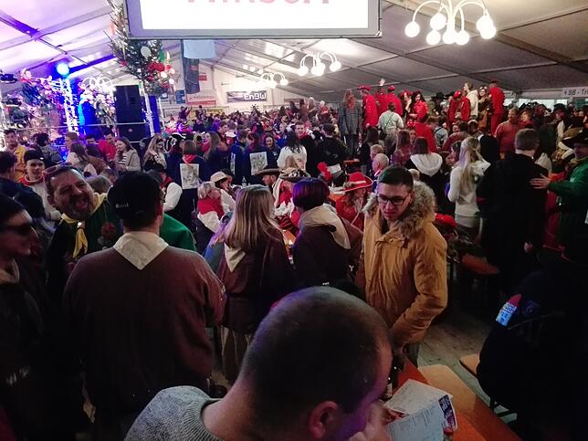Bild 3: Narrentage 2020: Die Halle bebt beim Partyabend am Festsamstag mit der &bdquo;Froschenkapelle Radolfzell&ldquo; im Festzelt