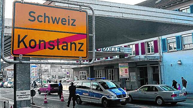 Der Konstanzer Zoll zwischen Deutschland und der Schweiz. Ab heute gibt es Kontrollen. Pendler sollten mehr Zeit einplanen und sich ...