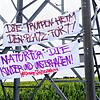 Der Protest gegen den Truppenübungsplatz der Bundeswehr in VS-Tannheim wurde am Ortseingang nun sichtbar.