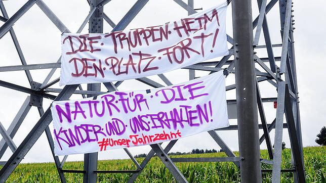 Der Protest gegen den Truppenübungsplatz der Bundeswehr in VS-Tannheim wurde am Ortseingang nun sichtbar.