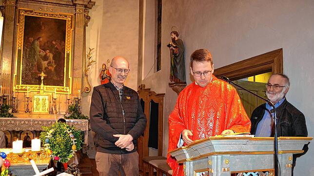 Vikar Jörg Künning (rechts) beglückwünscht Jürgen Rohnstock. Bild: Bernd Schwarz