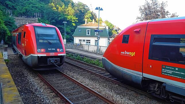 Wegen einer Störung in Laufenburg steht auf der Hochrheinbahn am 24. Juni 2024 nur ein Gleis zur Verfügung, auf dem eine Bahn in ...
