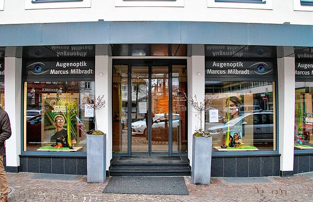 Von der gegenüberliegenden Straßenseite betrachtet, deutet am Tag nach dem Einbruch nichts darauf hin, dass hier in der Nacht zuvor ...