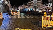 Die Zufahrt vom Bahnhofplatz auf die Marktstätte ist während des Weihnachtsmarktes mit Absperrbarken gesichert.