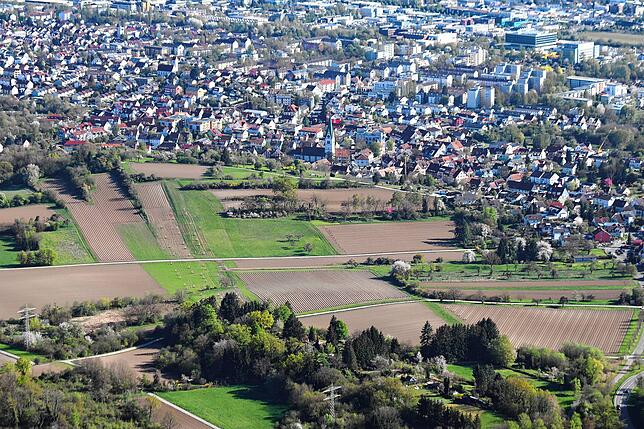 Hier entsteht ein neues Quartier für rund 6000 Bewohnerinnen und Bewohner. Im Hintergrund ist Wollmatingen erkennbar.
