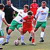 Der Bad Dürrheimer Efekan Taskiran (rotes Trikot) im Duell mit Dominic Jahr von der SG Alemannia V-H-U. Während Aufsteiger SG Alemannia ...