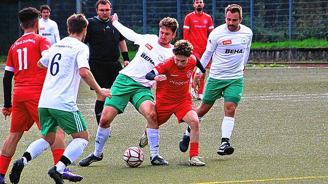 Der Bad Dürrheimer Efekan Taskiran (rotes Trikot) im Duell mit Dominic Jahr von der SG Alemannia V-H-U. Während Aufsteiger SG Alemannia ...