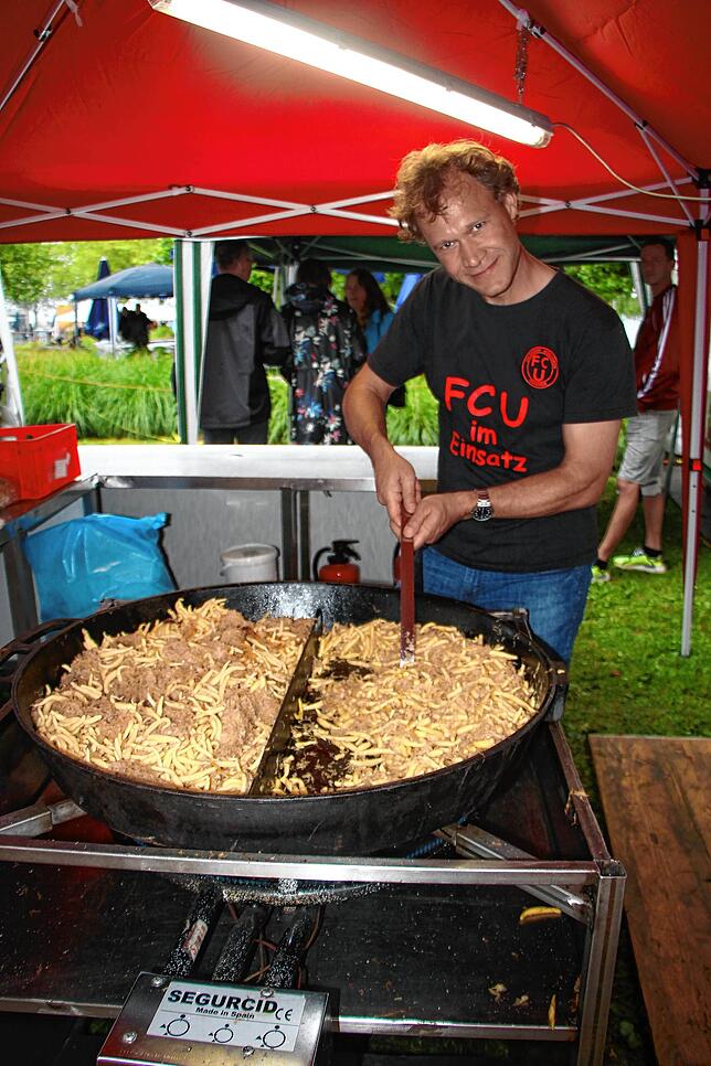 Bild 4: Uhldingen feiert: Die besten Bilder vom ersten Tag des Hafenfestes mit Schrottregatta