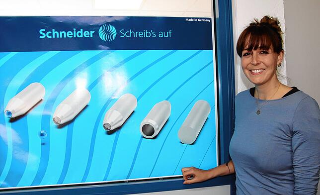 „Die Spitze ist das Herzstück eines Kugelschreiber“, sagt Martina Schneider. Das Bild zeigt, wie aus einem Rohling die ...