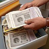 Hunderttausend Markt. Hört sich nach viel Geld an, war aber während der Inflation in den 1920er Jahren zuweilen nicht einmal das Papier ...